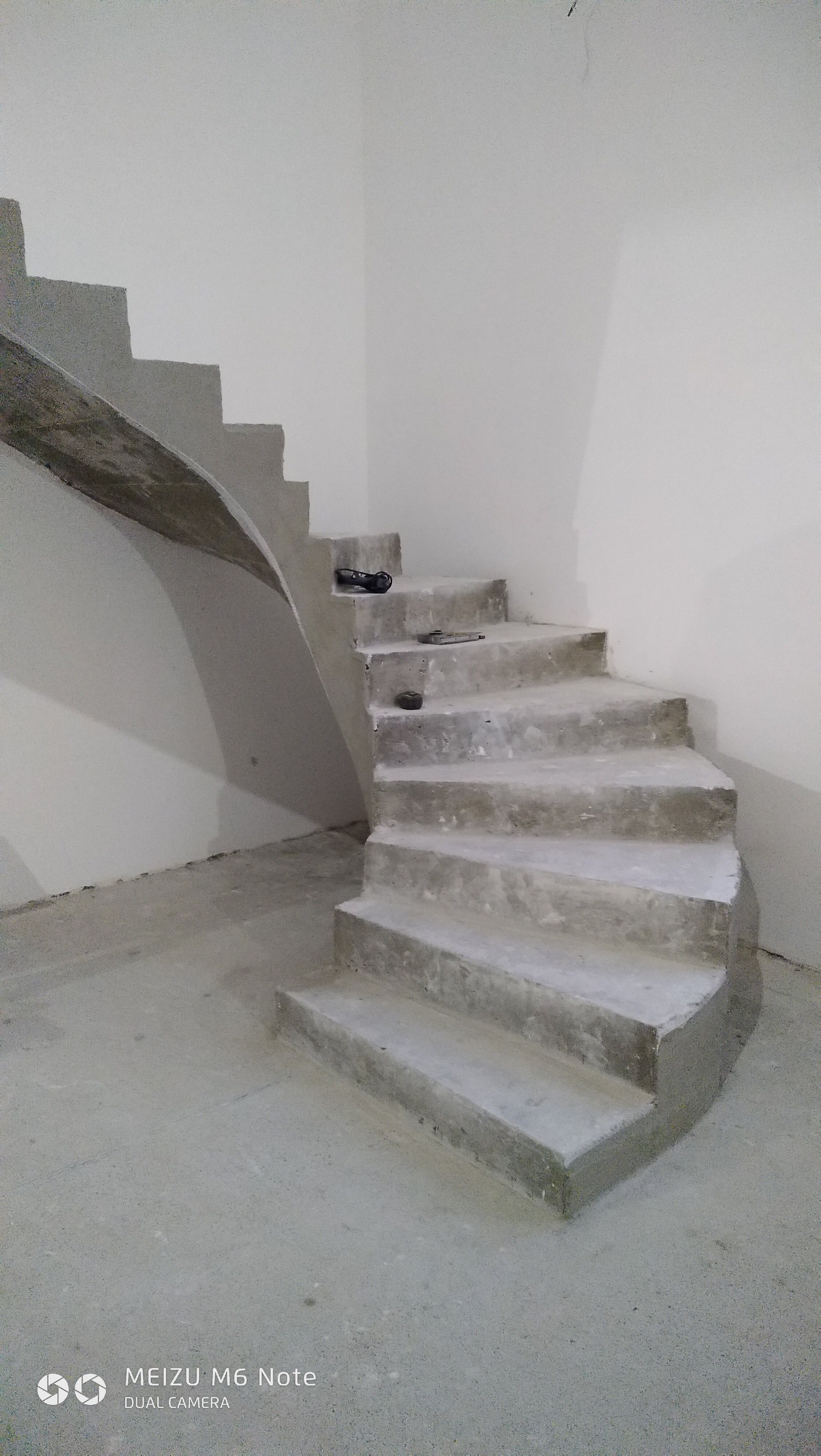 Отделка лестницы на бетонном основании